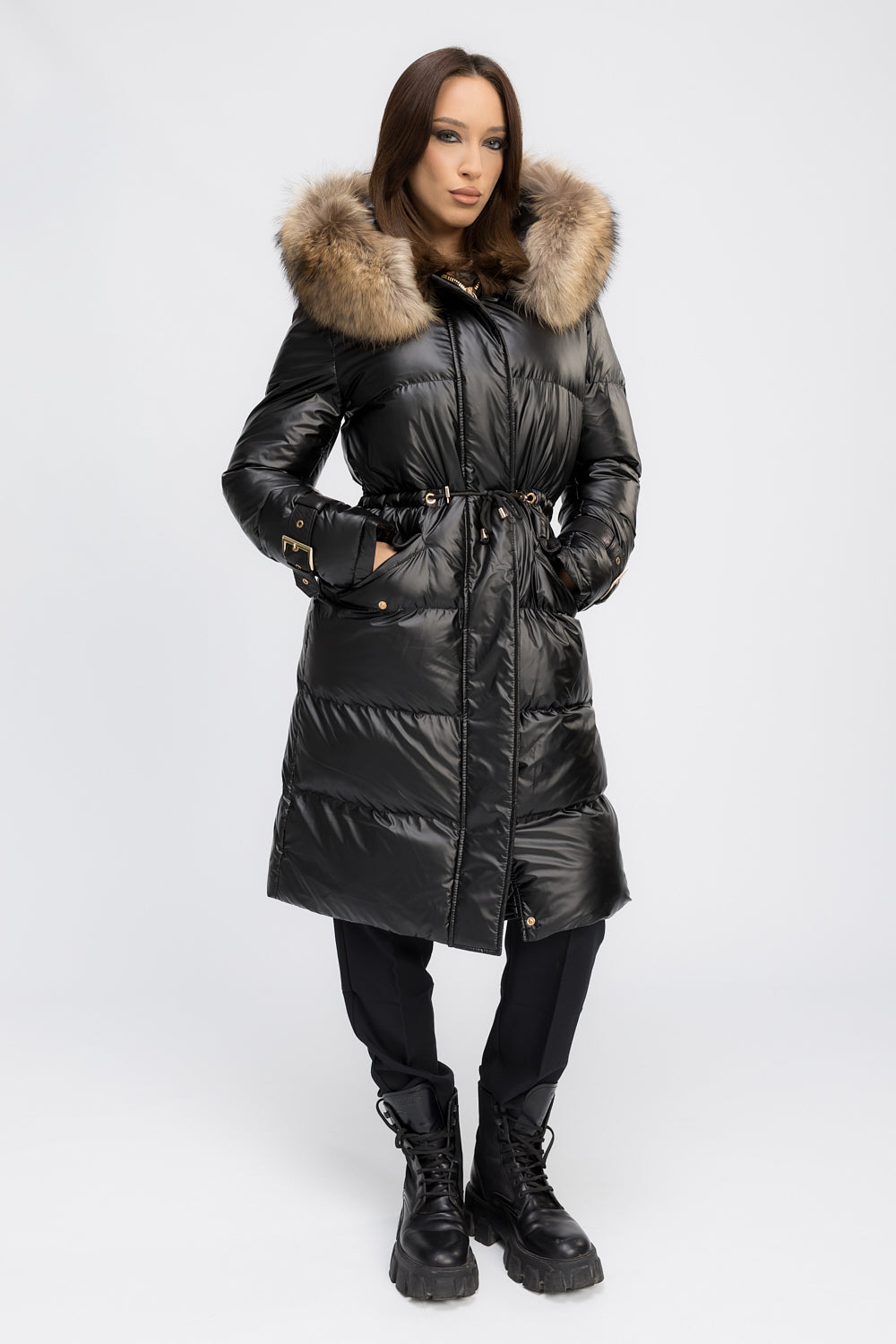 Parka-Jacke mit abnehmbarer Kapuze, natürlichem Waschbärfell und echten Lederaccessoires, Damen, Obsidianschwarz 457