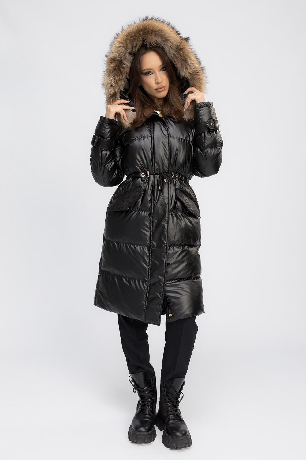 Parka-Jacke mit abnehmbarer Kapuze, natürlichem Waschbärfell und echten Lederaccessoires, Damen, Obsidianschwarz 457