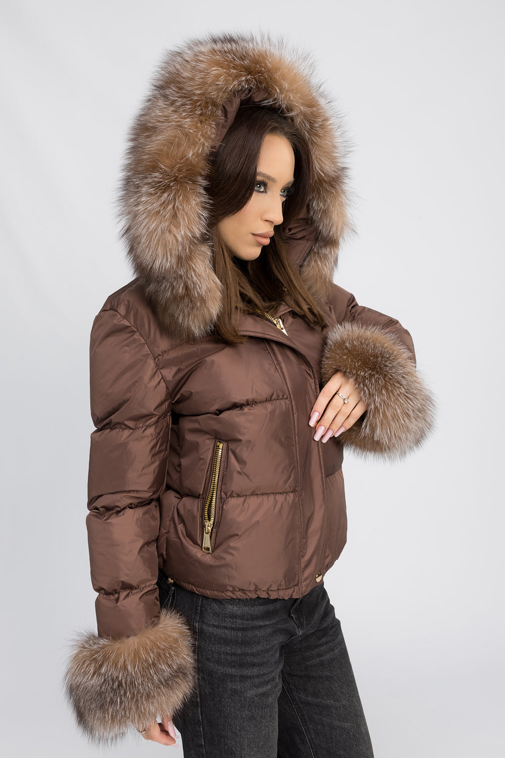Kurze Damenjacke aus natürlichem Fuchspelz mit Kapuze und Manschetten, Mocha Glow 459