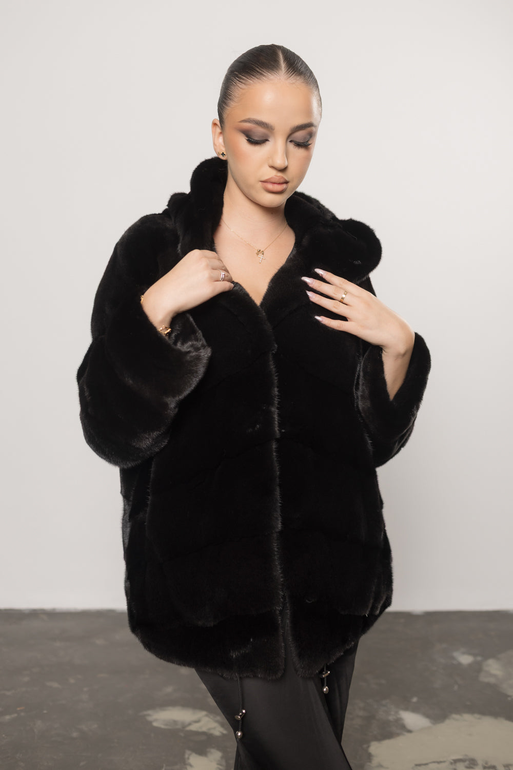 Haină din Blană Naturală de Vizon, cu Glugă, Femei, Diamond Black 416