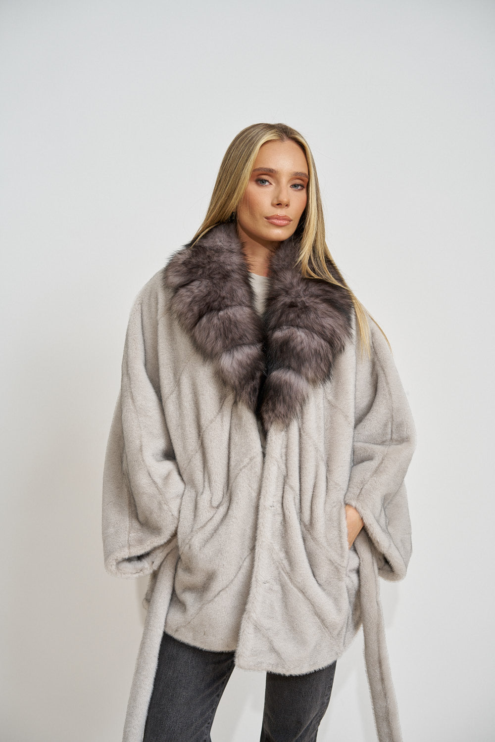 Capă din Alcantara, cu Guler din Blană Naturală de Vulpe, cu Cordon, Silver Grey 681