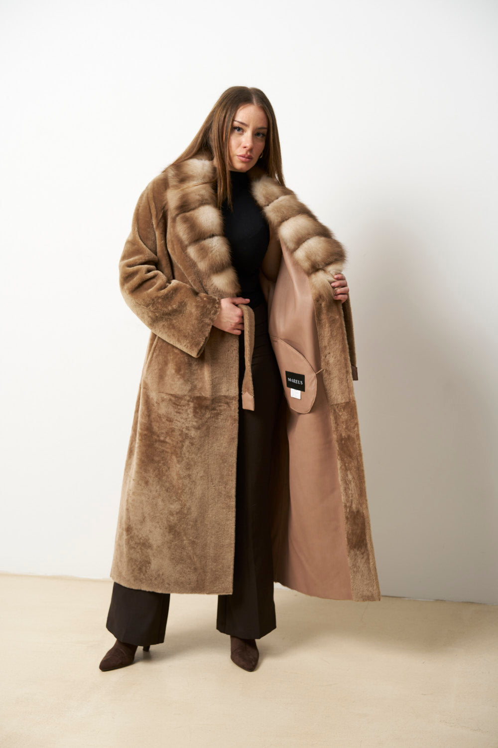 Cappotto in Pelliccia di Lana Merino Spagnola Naturale e Collo in Pelliccia di Martora, Donna, Marrone, Mareus