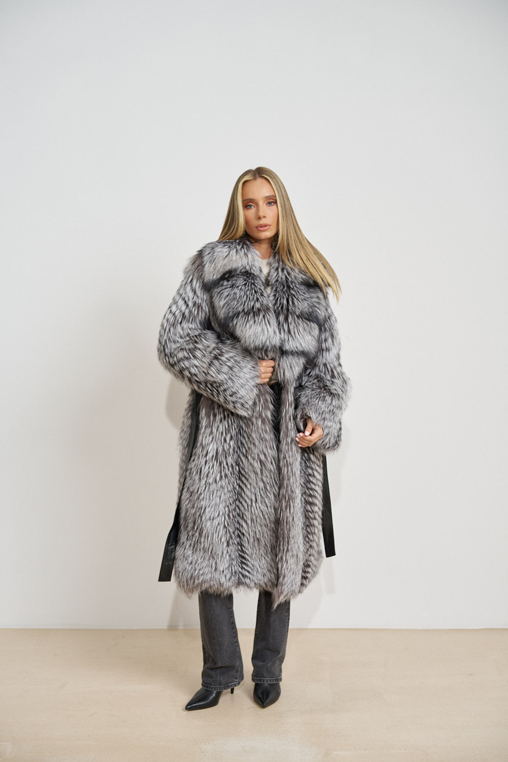 Cappotto Lungo in Pelliccia Naturale di Volpe Argentata, Collo a Rever, con Cintura, Silver Frost 675