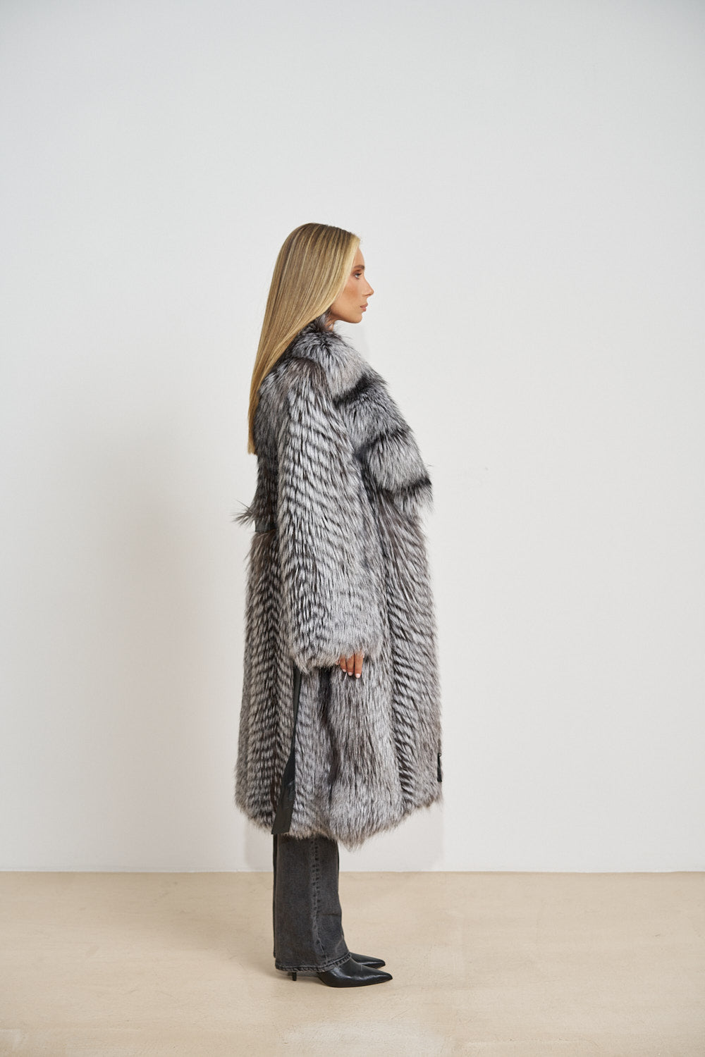 Cappotto Lungo in Pelliccia Naturale di Volpe Argentata, Collo a Rever, con Cintura, Silver Frost 675