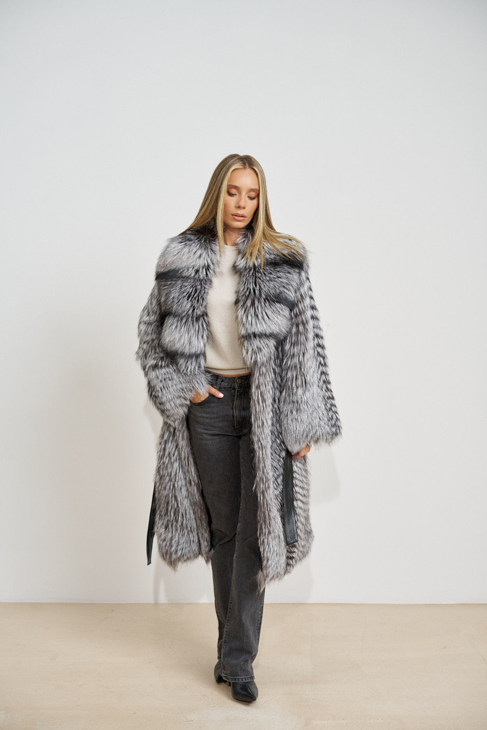Cappotto Lungo in Pelliccia Naturale di Volpe Argentata, Collo a Rever, con Cintura, Silver Frost 675