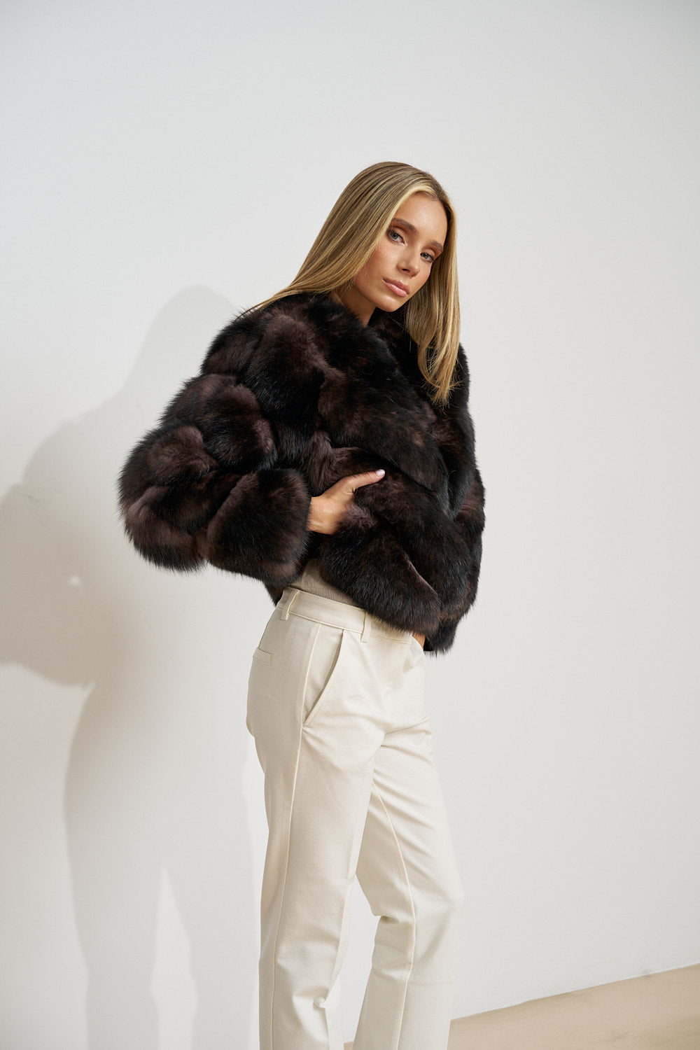 Manteau en fourrure de renard naturel avec empiècements en cuir, Smoky Taupe 602