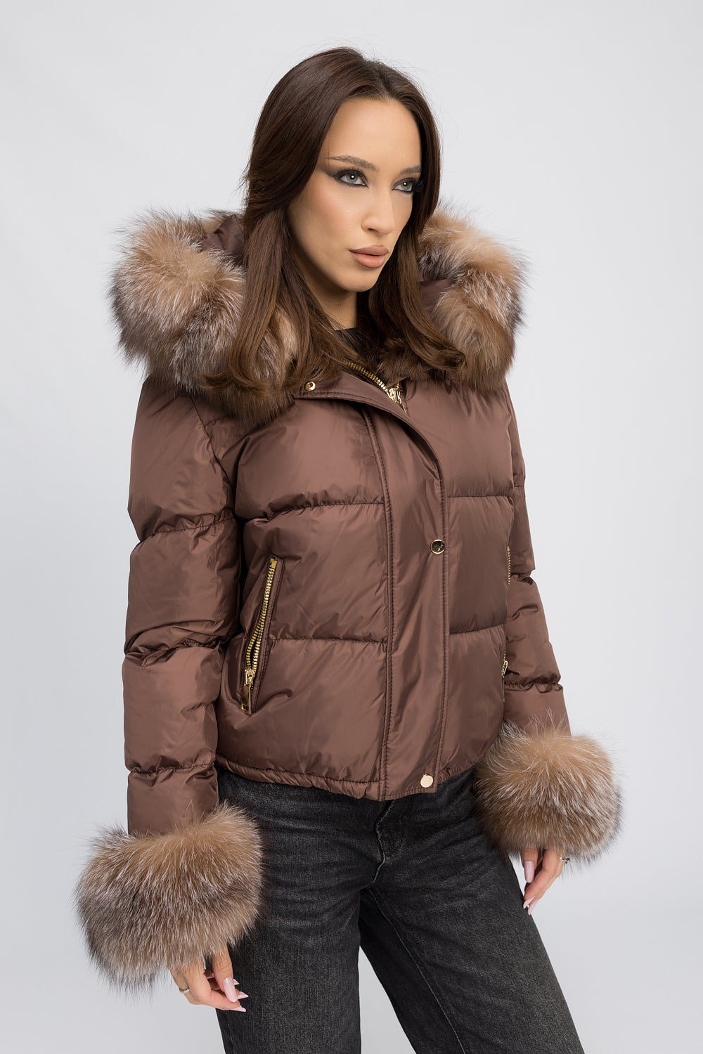 Kurze Damenjacke aus natürlichem Fuchspelz mit Kapuze und Manschetten, Mocha Glow 459