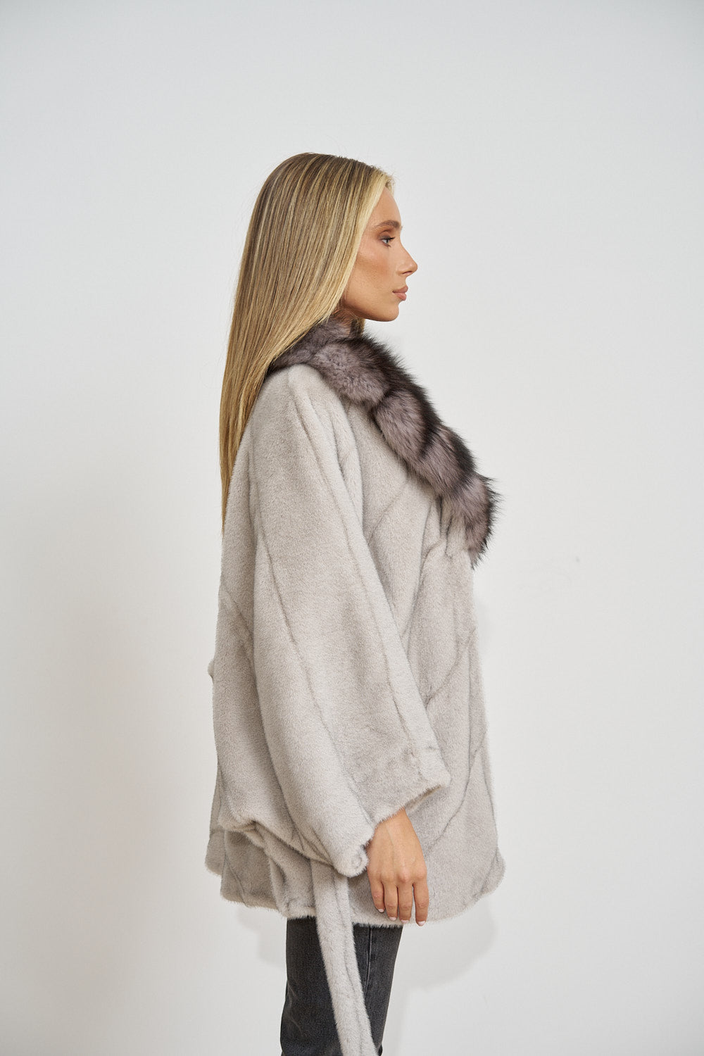 Capă din Alcantara, cu Guler din Blană Naturală de Vulpe, cu Cordon, Silver Grey 681