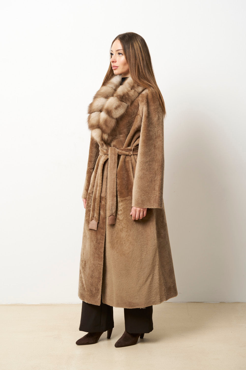 Cappotto in Pelliccia di Lana Merino Spagnola Naturale e Collo in Pelliccia di Martora, Donna, Marrone, Mareus