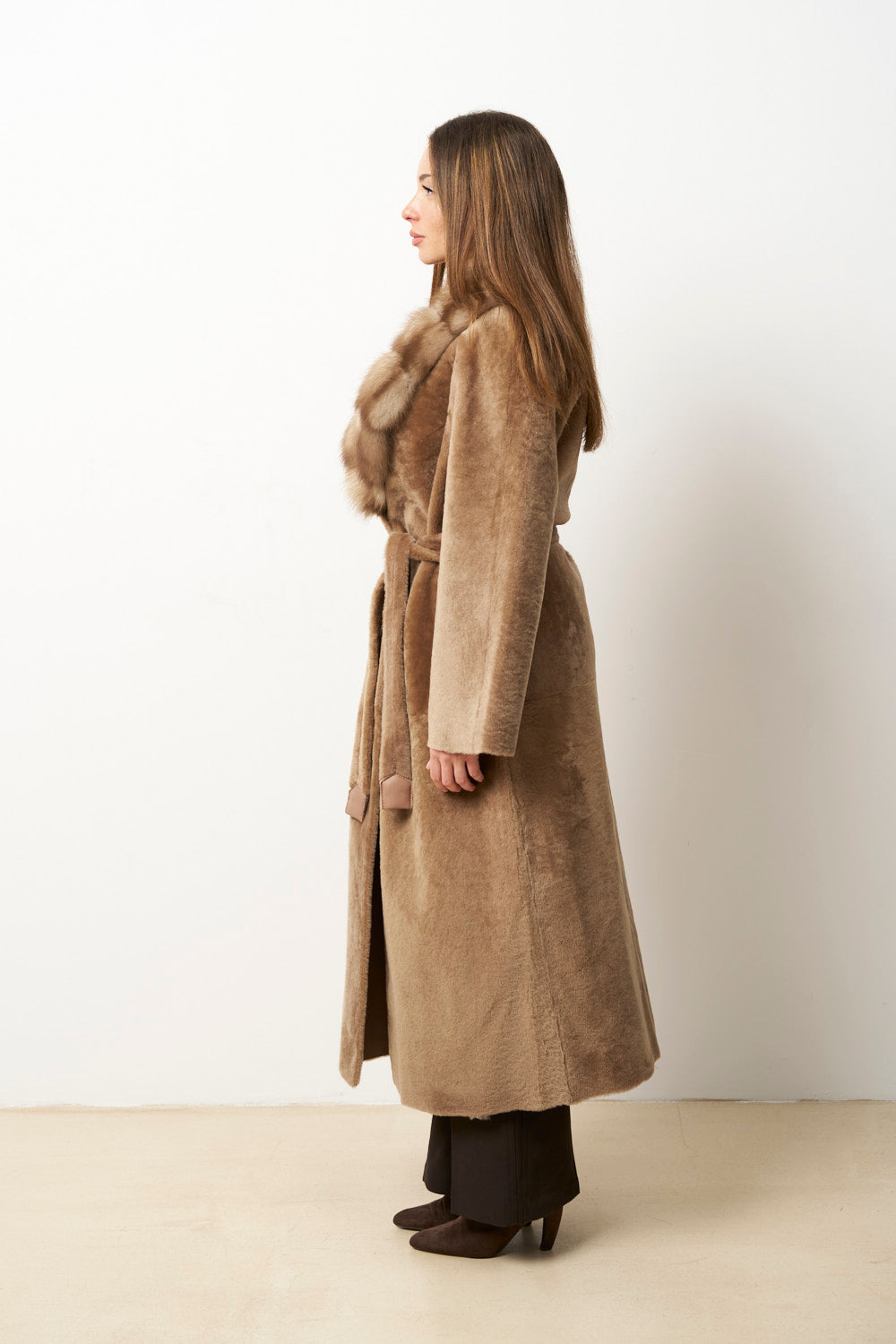 Cappotto in Pelliccia di Lana Merino Spagnola Naturale e Collo in Pelliccia di Martora, Donna, Marrone, Mareus
