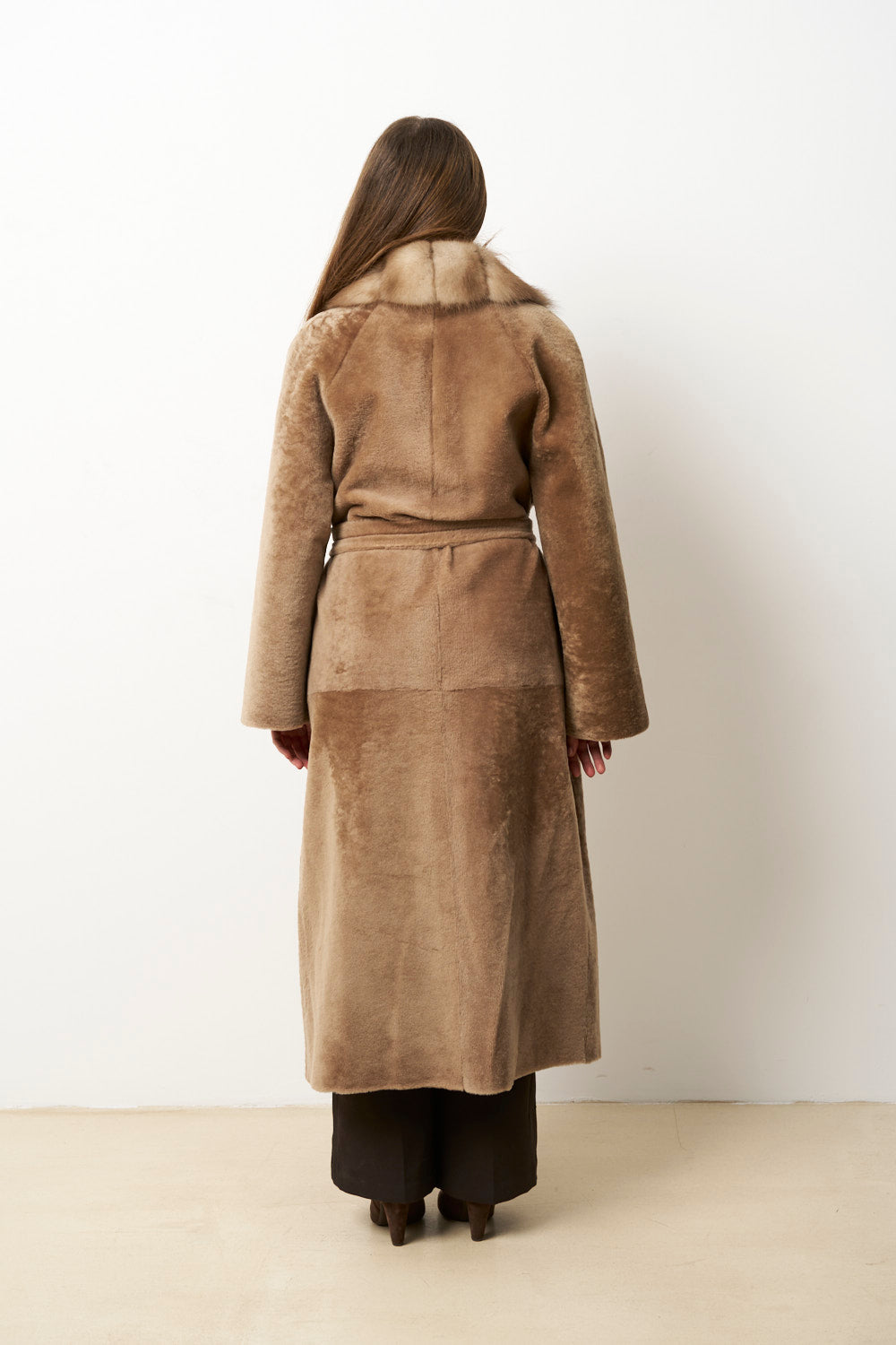 Cappotto in Pelliccia di Lana Merino Spagnola Naturale e Collo in Pelliccia di Martora, Donna, Marrone, Mareus