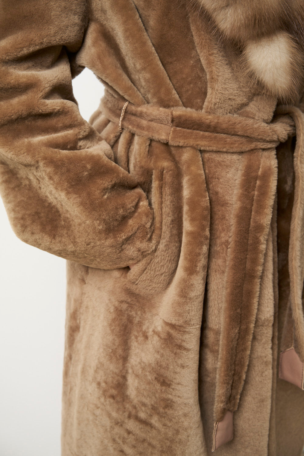 Cappotto in Pelliccia di Lana Merino Spagnola Naturale e Collo in Pelliccia di Martora, Donna, Marrone, Mareus