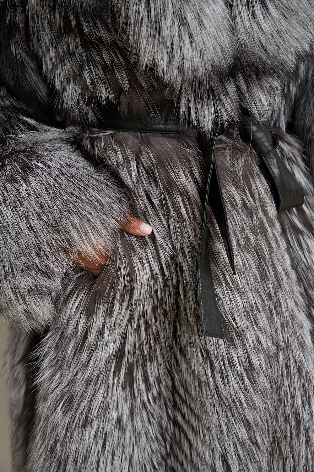 Cappotto Lungo in Pelliccia Naturale di Volpe Argentata, Collo a Rever, con Cintura, Silver Frost 675
